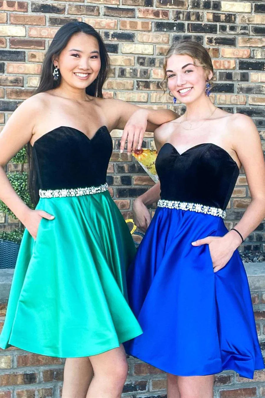 Vestido de fiesta corto con cinturón, sin tirantes y bolsillos, corte A